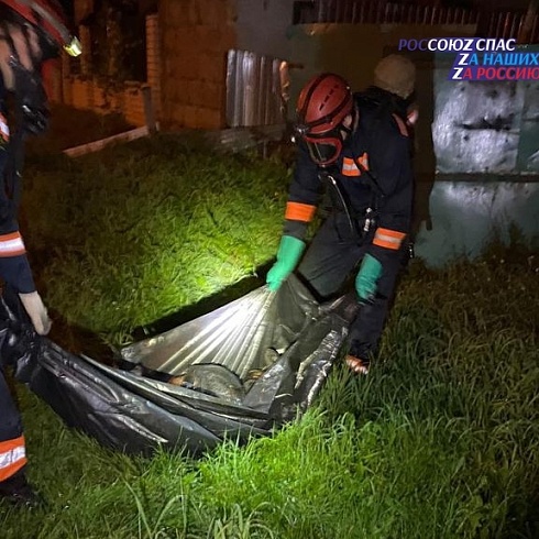 Спасатели АСФ города Барнаул вечером 1 сентября по требованию полиции провели эвакуацию погибшего из надворной постройки на прилегающую территорию